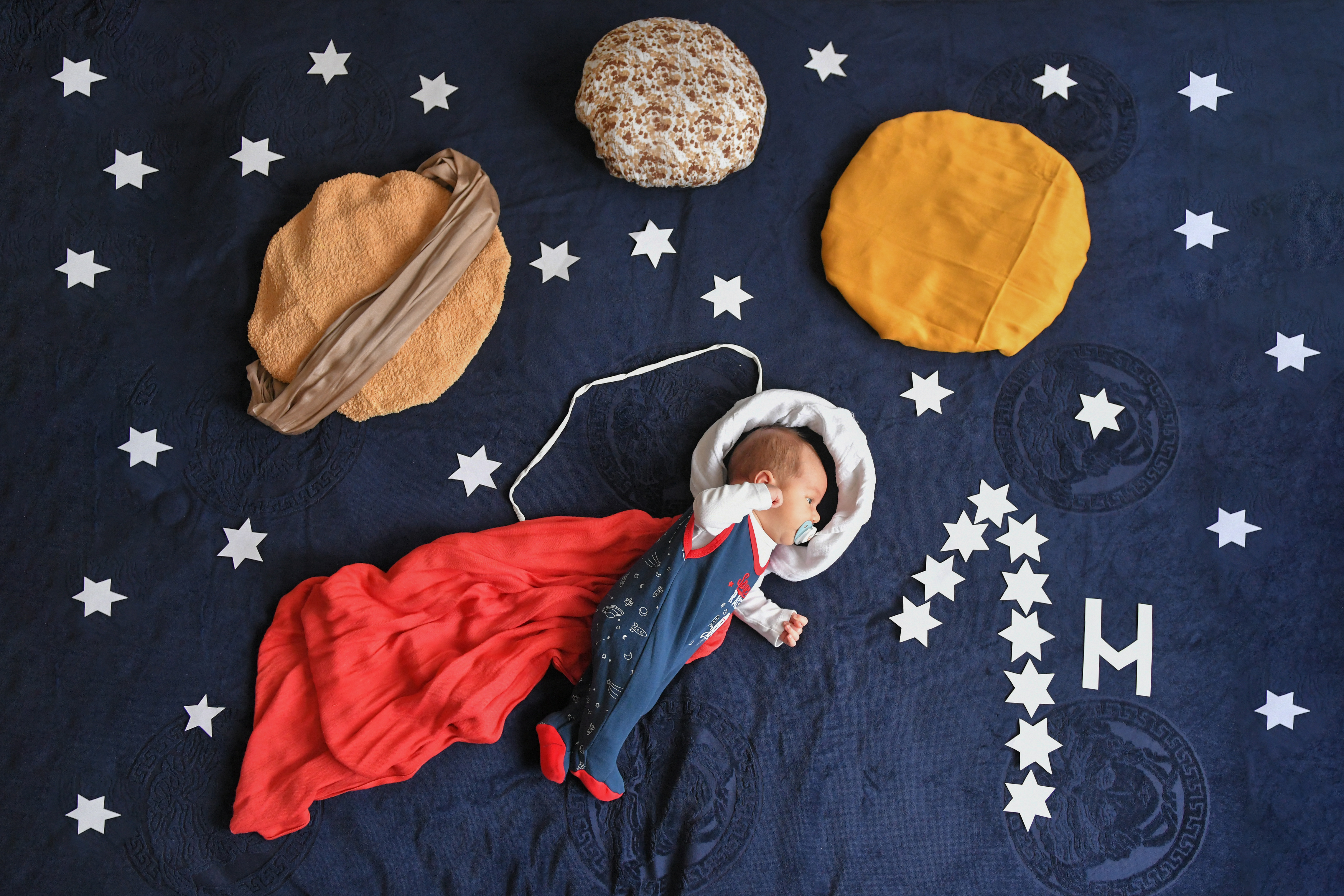 Fotograf za bebe, profesionalno fotografisanje novorodjencadi uz fotosesn na razlicitim lokacijama.