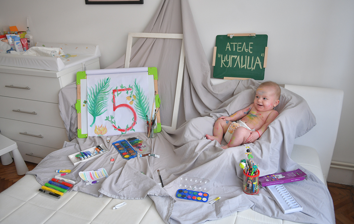 Fotograf za bebe, profesionalno fotografisanje novorodjencadi uz fotosesn na razlicitim lokacijama.